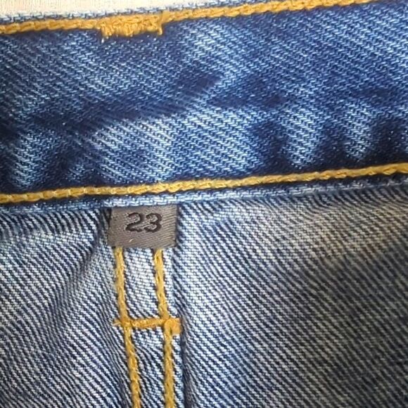 Carmar Beatrice Medium Wash Distressed Mini Denim Skirt Size 00 23 - Picture 4 of 8